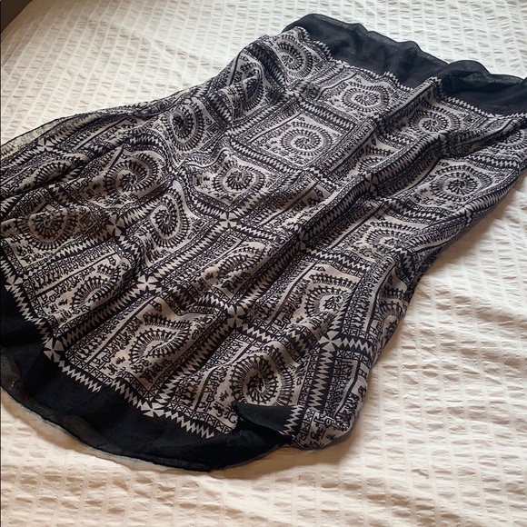 Black and White patterned scarf - Picture 3 of 4